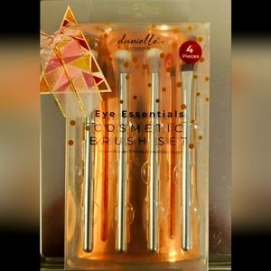 🆕️EYE ESSENTIALS COSMETIC BRUSH SET 🆕️ ♥️